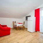 Hilde Red-9 By Interhome Μεντουλίν
