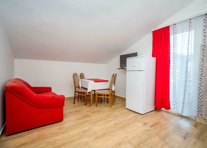 Hilde Red-9 By Interhome Medulin